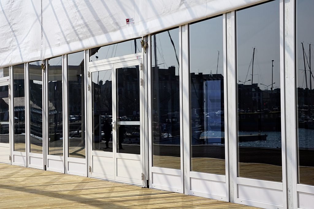 zakazat tonirovku plastikovyh okon magazina.jpg